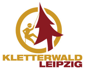 Das Logo vom Kletterwald Leipzig zeigt einen dunkel roten Nadelbaum, an dem eine menschliche Figur mit einem Seil hoch zu klettern versucht. Um beide Elemente ist eine dicke orangene Linie als Kreis gezeichnet. Unter dem Bild steht in den selben Farben Kletterwald Leipzig geschrieben.