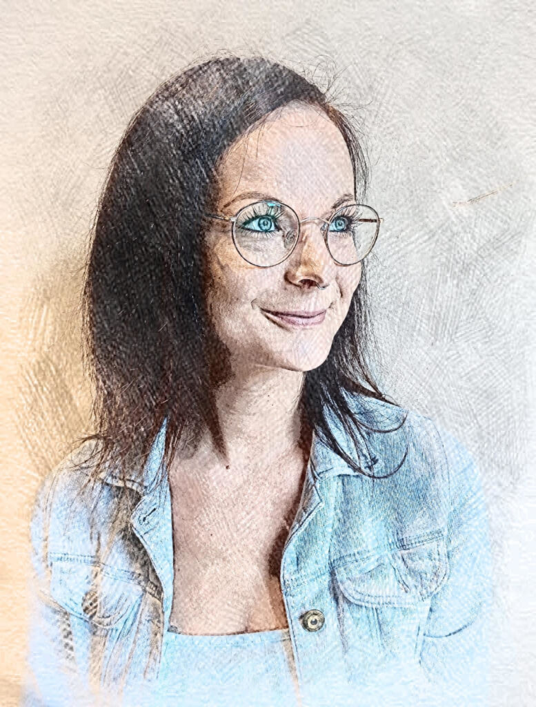 Eine weiblich gelesene Person blickt lächelnd nach rechts. Sie trägt eine runde Brille, eine Jeansjacke und sie hat schulterlange dunkle Haare. Das Porträt ist mit einem Filter bearbeitet worden.